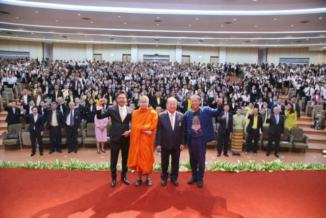 ผู้ร่วมเสวนาถ่ายภาพเป็นที่ระลึกด้านบนเวที