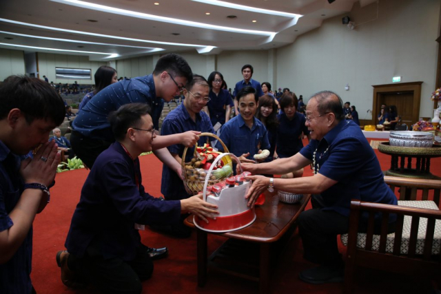 สำนักวิชาสำนักวิชาจีนวิทยา ศูนย์ภาษาและวัฒนธรรมจีนสิรินธร และสถาบันขงจื่อแห่งมหาวิทยาลัยแม่ฟ้าหลวง มอบน้ำขมิ้นส้มป่อยและของดำหัวให้อธิการบดี