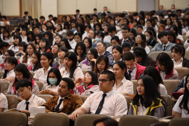 นักศึกษาชั้นปีที่ 4 เข้าร่วมพิธีปัจฉิมนิเทศนักศึกษา