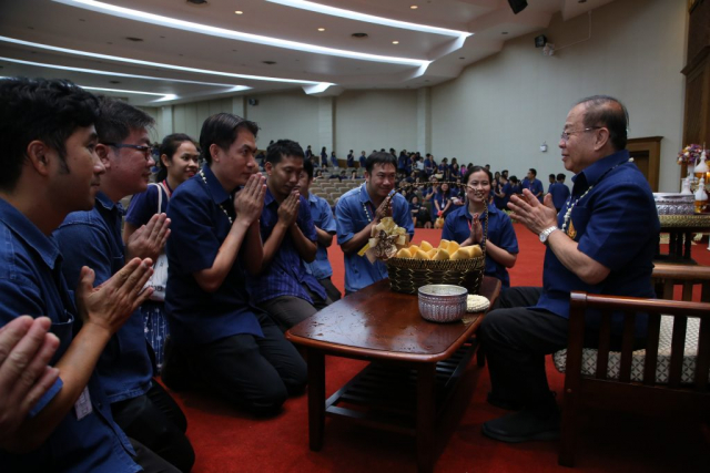 ศูนย์บริการเทคโนโลยีสารสนเทศ มอบน้ำขมิ้นส้มป่อยและของดำหัวให้อธิการบดี
