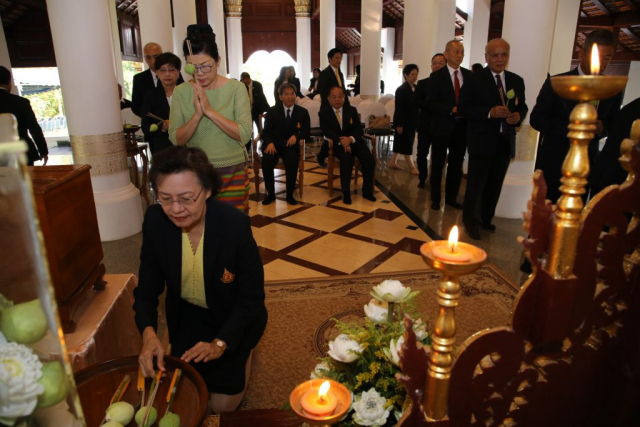 ผู้เข้าร่วมพิธีถวายเครื่องบูชาพระเจ้าล้านทองเฉลิมพระเกียรติฯ