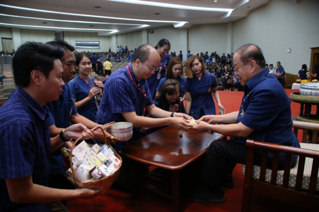 ศูนย์บริการวิชาการ มอบน้ำขมิ้นส้มป่อยและของดำหัวให้อธิการบดี