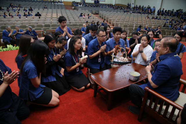ศูนย์เครื่องมือวิทยาศาสตร์และเทคโนโลยี มอบน้ำขมิ้นส้มป่อยและของดำหัวให้อธิการบดี
