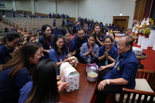 สำนักงานจัดการทรัพย์สินและรายได้ มอบน้ำขมิ้นส้มป่อยและของดำหัวให้อธิการบดี