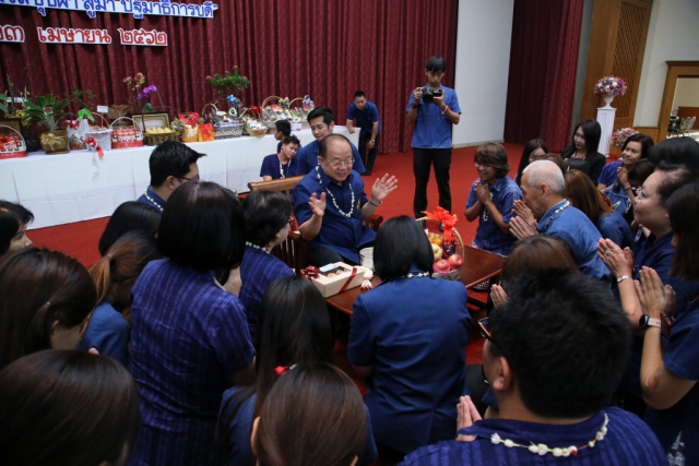 โรงพยาบาลมหาวิทยาลัยแม่ฟ้าหลวง และโรงพยาบาลศูนย์การแพทย์มหาวิทยาลัยแม่ฟ้าหลวง มอบน้ำขมิ้นส้มป่อยและของดำหัวให้อธิการบดี