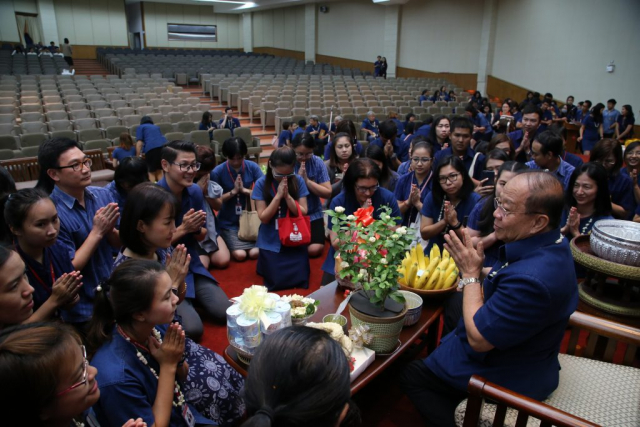หน่วยงานและโครงการพิเศษ มอบน้ำขมิ้นส้มป่อยและของดำหัวให้อธิการบดี