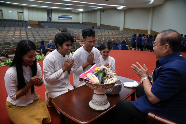 องค์การบริหารองค์การนักศึกษา และสภานักศึกษามหาวิทยาลัยแม่ฟ้าหลวง มอบน้ำขมิ้นส้มป่อยและของดำหัวให้อธิการบดี