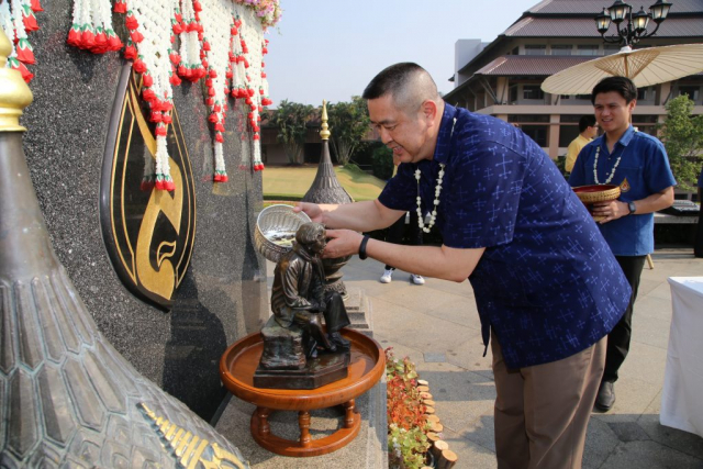 พ.ต.ท.ประเสริฐ รู้ทำนอง รอง ผกก. (สอบสวน) สภ.บ้านดู่ อ.เมือง จ.เชียงราย สรงน้ำสงกรานต์พระราชานุสาวรีย์ฯ
