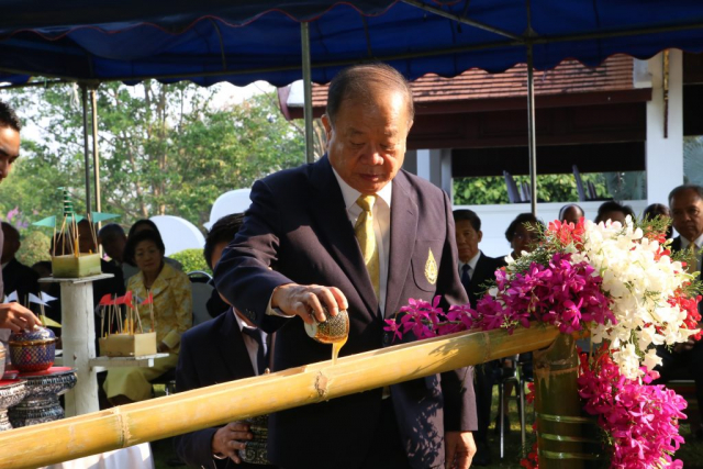 รศ.ดร.วันชัย ศิริชนะ อธิการบดี ประกอบพิธีรดน้ำต้นพระศรีมหาโพธิ์ (รดด้วยน้ำผึ้ง น้ำนมสด และน้ำสะอาด)