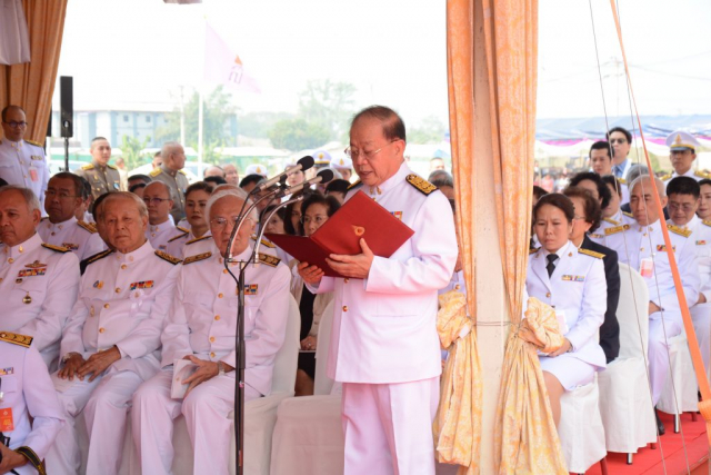 รศ.ดร.วันชัย ศิริชนะ อธิการบดีมหาวิทยาลัยแม่ฟ้าหลวง กราบบังคมทูลรายงานความเป็นมาโรงพยาบาลศูนย์การแพทย์มหาวิทยาลัยแม่ฟ้าหลวง และกราบบังคมทูลเบิกผู้เข้ารับพระราชทานประกาศเกียรติคุณ จำนวน 64 ราย
