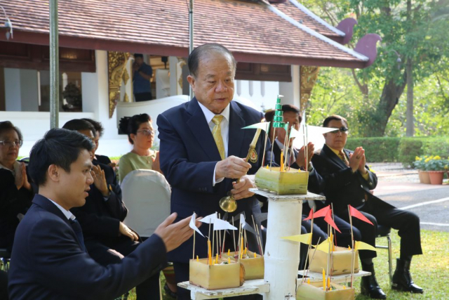 รศ.ดร.วันชัย ศิริชนะ อธิการบดี จุดธูป 27 ดอก และจุดธูปเทียนเครื่องบูชาท้าวทั้งสี่