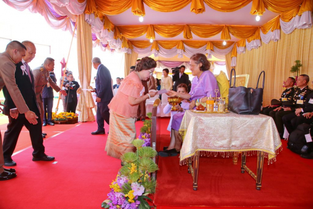 สมเด็จพระเทพรัตนราชสุดาฯ สยามบรมราชกุมารี พระราชทานประกาศเกียรติคุณ ผู้มีคุณูปการในการจัดตั้งโรงพยาบาลศูนย์การแพทย์มหาวิทยาลัยแม่ฟ้าหลวงตั้งแต่แรกเริ่ม และผู้ร่วมบริจาคทรัพย์เพื่อสนับสนุนการดำเนินการ