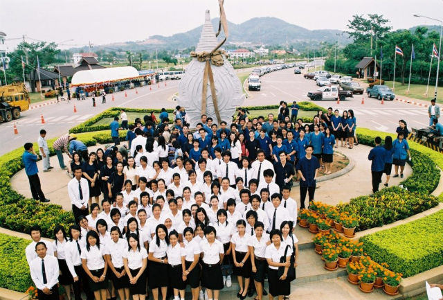 ผู้บริหาร พนักงาน พร้อมด้วยนักศึกษาร่วมกันถ่ายรูปเป็นที่ระลึก