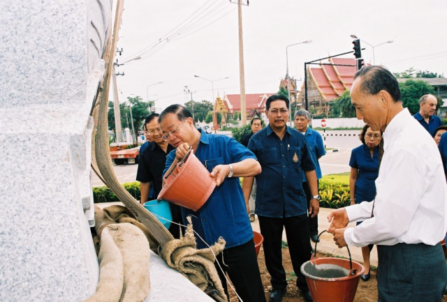 รศ.ดร.วันชัย ศิริชนะ พร้อมด้วยรองอธิการบดีฝ่ายวิจัยและบริการวิชาการ รศ.ดร.เทอด เทศประทีป รองอธิการบดีฝ่ายปฏิบัติการ ผศ.ปริตนา ประทีปเสน และคุณสงคราม ชีวประวัติดำรงค์ เทคอนกรีตฐานตราสัญลักษณ์