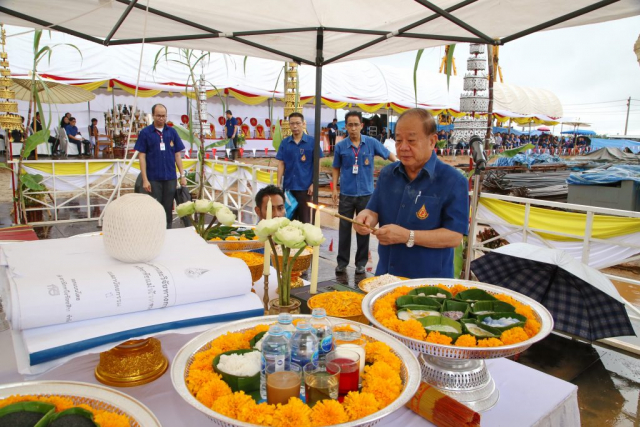 รศ.ดร.วันชัย ศิริชนะ อธิการบดีผู้ก่อตั้ง จุดธูปเทียนที่โต๊ะเครื่องบวงสรวง