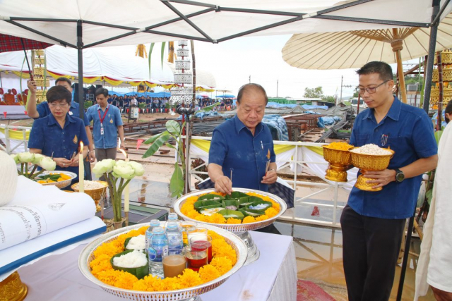 รศ.ดร.วันชัย ศิริชนะ อธิการบดีผู้ก่อตั้ง ปักธูปหางที่เครื่องสังเวย