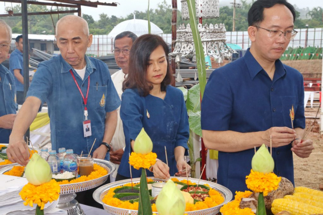 คณะผู้บริหารมหาวิทยาลัยแม่ฟ้าหลวง ปักธูปหางที่เครื่องสังเวย