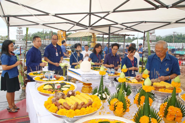 คณะผู้บริหารมหาวิทยาลัยแม่ฟ้าหลวง ปักธูปหางที่เครื่องสังเวย