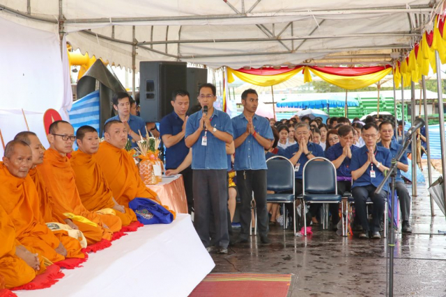 นายอุทัย มูลแก้ว พิธีกรนำกล่าวคำอาราธนาศีล