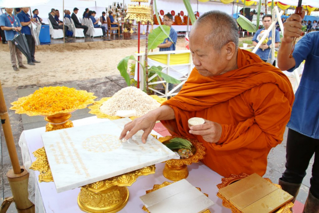 พระพุทธิวงศ์วิวัฒน์ ประธานสงฆ์ เจิมแผ่นศิลาฤกษ์
