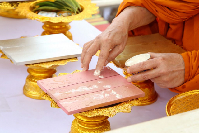 พระพุทธิวงศ์วิวัฒน์ ประธานสงฆ์ เจิมอิฐทอง นาก เงิน