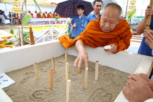 พระพุทธิวงศ์วิวัฒน์ ประธานสงฆ์ เจิมไม้มงคล 9 เล่ม