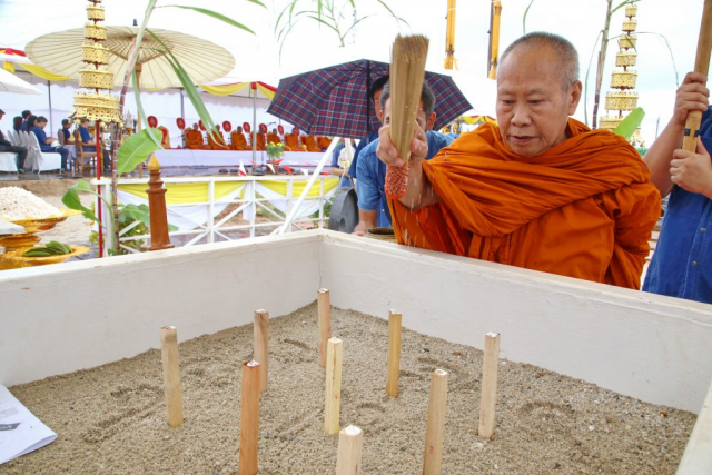 พระพุทธิวงศ์วิวัฒน์ ประธานสงฆ์ ประพรมน้ำพระพุทธมนต์