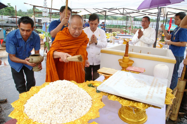 พระพุทธิวงศ์วิวัฒน์ ประธานสงฆ์ ประพรมน้ำพระพุทธมนต์