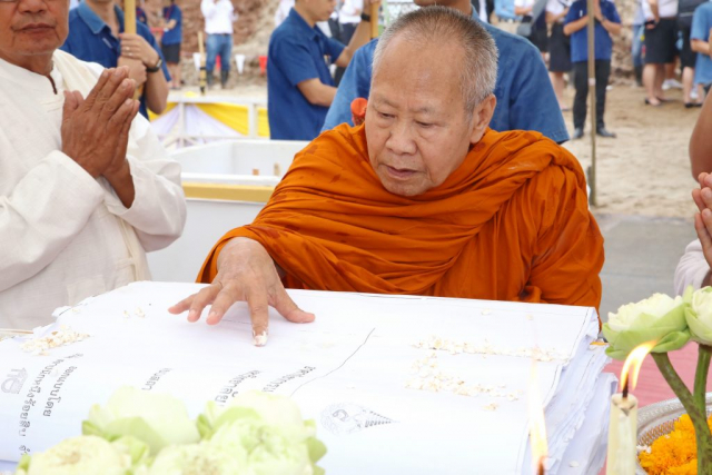 พระพุทธิวงศ์วิวัฒน์ ประธานสงฆ์ เจิมแบบแปลนการก่อสร้าง