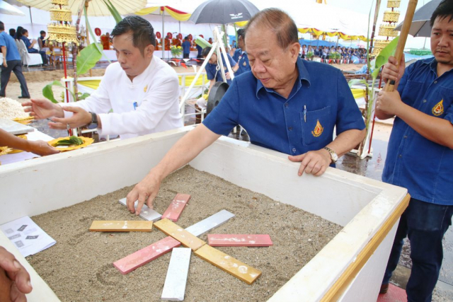 รศ.ดร.วันชัย ศิริชนะ อธิการบดีผู้ก่อตั้ง วางอิฐทอง นาก เงิน