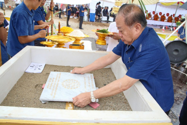 รศ.ดร.วันชัย ศิริชนะ อธิการบดีผู้ก่อตั้ง วางแผ่นศิลาฤกษ์