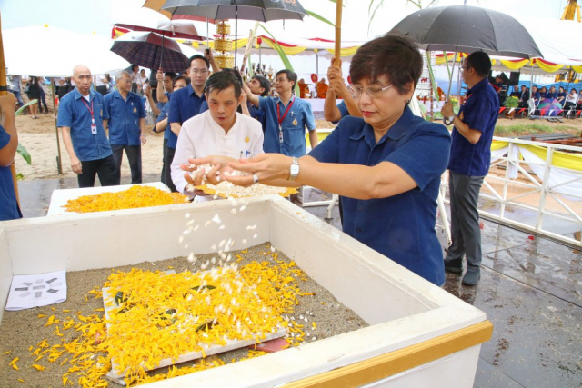 รศ.ดร.ชยาพร วัฒนศิริ อธิการบดีมหาวิทยาลัยแม่ฟ้าหลวง โปรยข้าวตอกดอกไม้