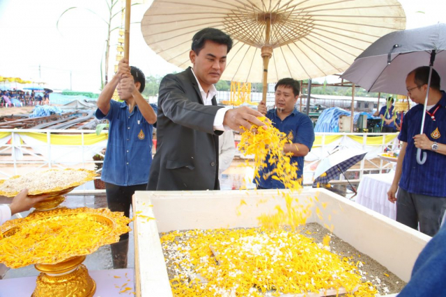 ผู้แทนบริษัทไทยโพลีคอนส์ และผู้แทนผู้ตรวจรับ โปรยข้าวตอกดอกไม้