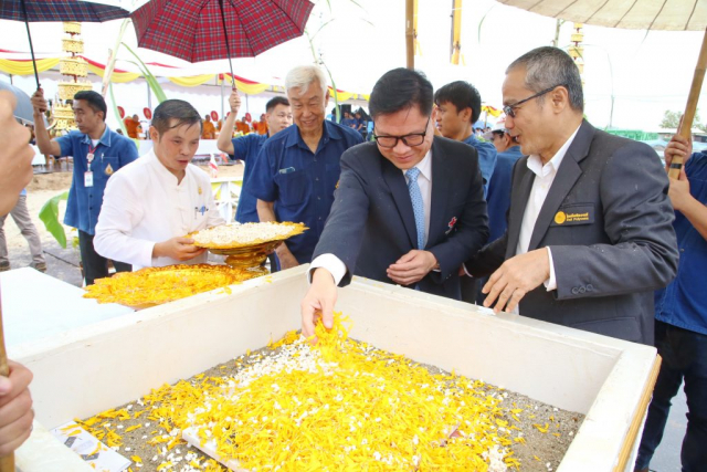 ผู้แทนบริษัทไทยโพลีคอนส์ และผู้แทนผู้ตรวจรับ โปรยข้าวตอกดอกไม้