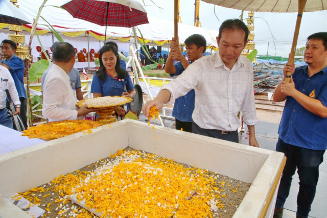 ผู้แทนบริษัทไทยโพลีคอนส์ และผู้แทนผู้ตรวจรับ โปรยข้าวตอกดอกไม้