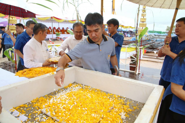 ผู้แทนบริษัทไทยโพลีคอนส์ และผู้แทนผู้ตรวจรับ โปรยข้าวตอกดอกไม้