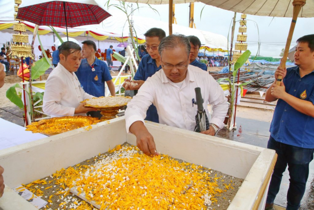 ผู้แทนบริษัทไทยโพลีคอนส์ และผู้แทนผู้ตรวจรับ โปรยข้าวตอกดอกไม้