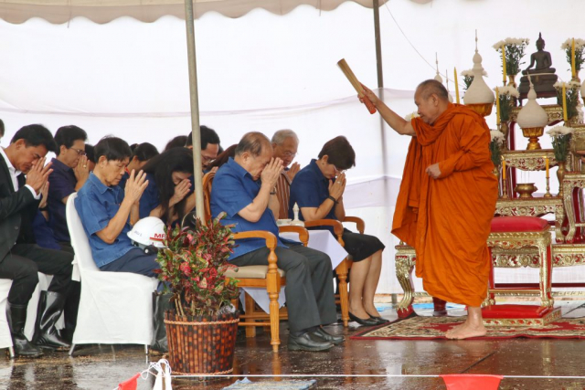 พระพุทธิวงศ์วิวัฒน์ ประธานสงฆ์ประพรมน้ำพระพุทธมนต์ให้กับผู้เข้าร่วมพิธี