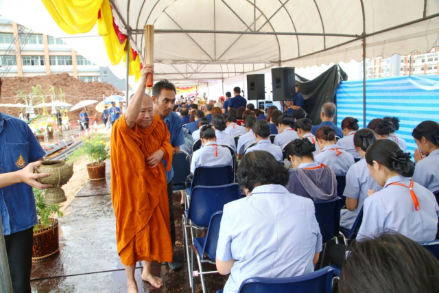 พระพุทธิวงศ์วิวัฒน์ ประธานสงฆ์ประพรมน้ำพระพุทธมนต์ให้กับผู้เข้าร่วมพิธี