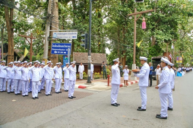 อาจารย์ ดร.ต่อพันธ์ ทันดร รองอธิการบดีมหาวิทยาลัยแม่ฟ้าหลวง มอบผ้าไตรพระราชทานให้กับวัดพระเจ้าล้านทอง โดยมีนายประสงค์ หล้าอ่อน นายอำเภอเชียงแสน จังหวัดเชียงราย เป็นผู้รับมอบ