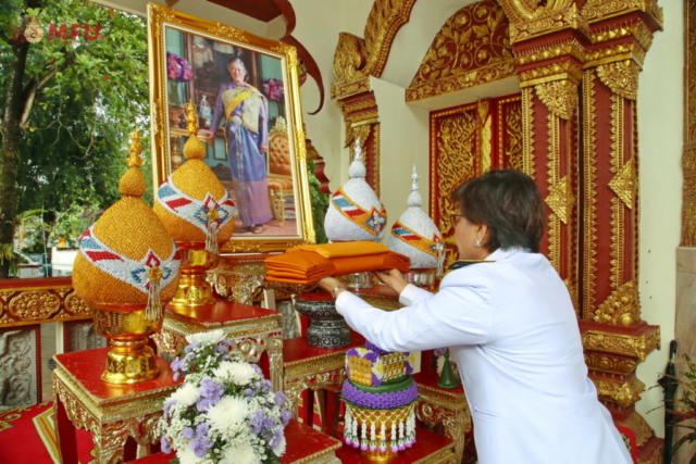 รศ.ดร.ชยาพร วัฒนศิริ ประธานในพิธีถวายความเคารพพระฉายาลักษณ์ สมเด็จพระกนิษฐาธิราชเจ้า กรมสมเด็จพระเทพรัตนราชสุดา ฯ สยามบรมราชกุมารี แล้วถือผ้าพระกฐิน อุ้มประคอง ยืนตรง ถวายความเคารพ