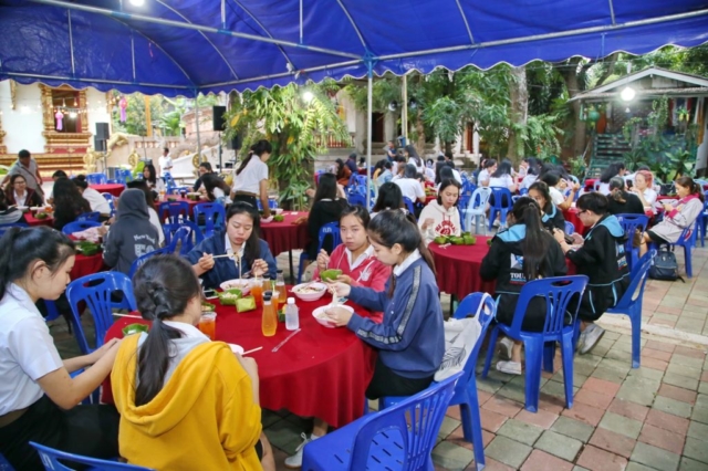 ผู้เข้าร่วมพิธีรับประทานอาหารเย็นร่วมกัน ณ วัดพระเจ้าล้านทอง