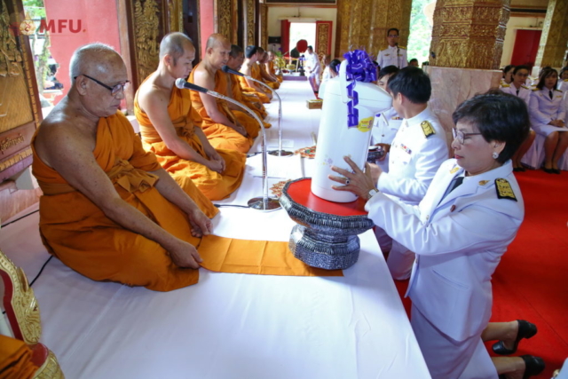 รศ.ดร.ชยาพร วัฒนศิริ ประธานในพิธีถวายเครื่องบริวารกฐินแด่พระภิกษุผู้ครองผ้ากฐิน