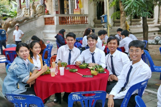 ผู้เข้าร่วมพิธีรับประทานอาหารเย็นร่วมกัน ณ วัดพระเจ้าล้านทอง
