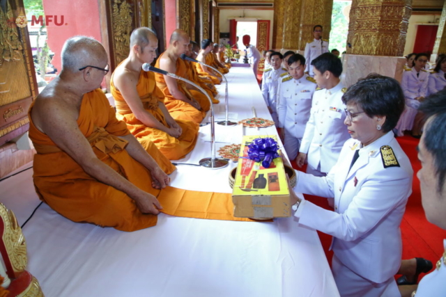 รศ.ดร.ชยาพร วัฒนศิริ ประธานในพิธีถวายเครื่องบริวารกฐินแด่พระภิกษุผู้ครองผ้ากฐิน
