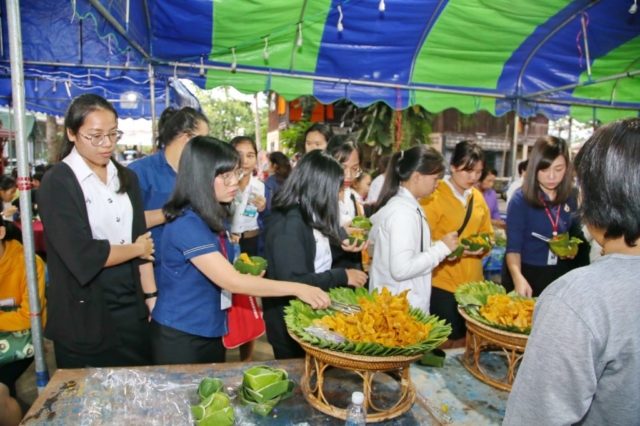 ผู้เข้าร่วมพิธีรับประทานอาหารเย็นร่วมกัน ณ วัดพระเจ้าล้านทอง