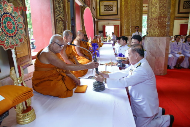ผู้บริหาร และผู้มาร่วมพิธีถวายไทยธรรมแด่พระสงฆ์