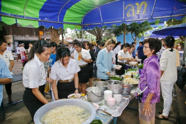 ผู้เข้าร่วมพิธีรับประทานอาหารเย็นร่วมกัน ณ วัดพระเจ้าล้านทอง