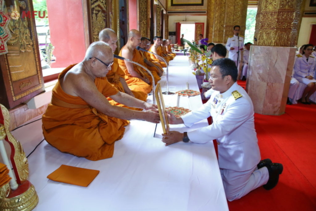 ผู้บริหาร และผู้มาร่วมพิธีถวายไทยธรรมแด่พระสงฆ์