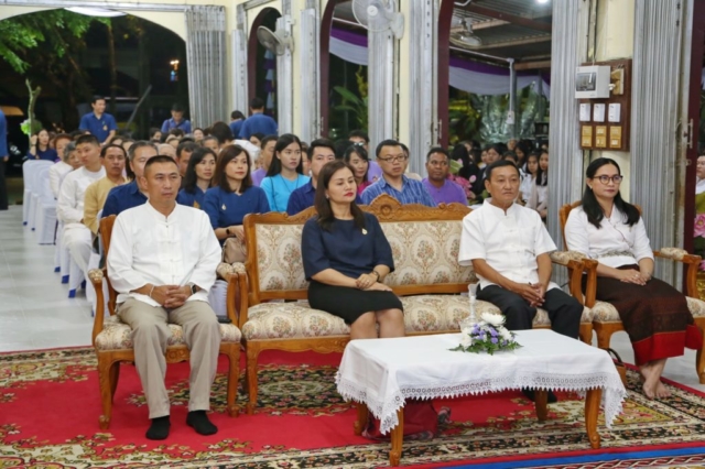 ผู้มาร่วมพิธีพร้อมกัน ณ ศาลาอเนกประสงค์ วัดพระเจ้าล้านทอง